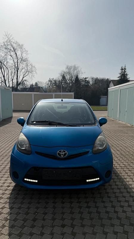 Gebraucht Toyota Aygo 68 PS (50 kW) 2013 Blau Kleinwagen