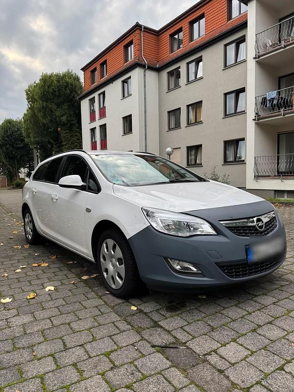 Gebraucht Opel Astra 117 PS (86 kW) 2013 Weiß Kombi