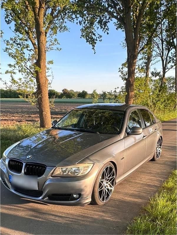 Silber Gebraucht 2012 BMW 320 M Sport Limousine | 10.500 € (Superpreis) - Bild 1/4
