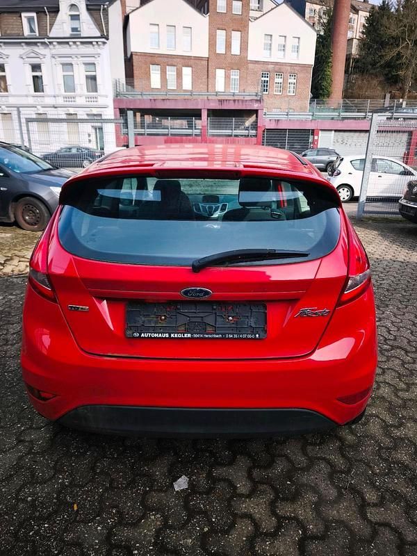 Gebraucht Ford Fiesta 90 PS (66 kW) 2009 Rot Kleinwagen