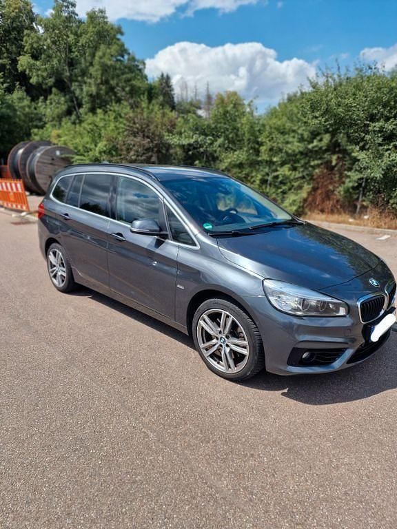 Grau Gebraucht 2016 BMW 220 Gran Tourer Sport Line Van / Kleinbus | 16.800 € (Fairer Preis) - Bild 1/4