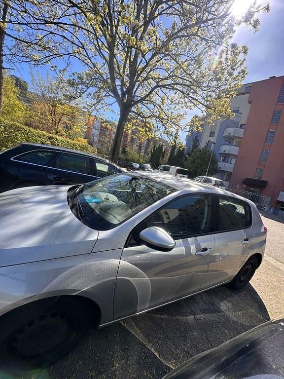 Gebraucht Peugeot 308 Active 125 PS (91 kW) 2014 Silber Limousine