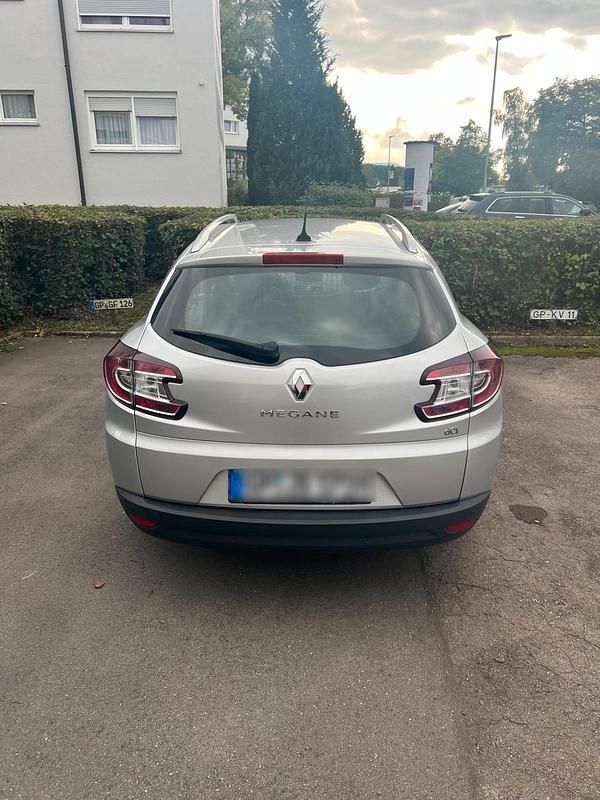 Grau Gebraucht 2011 Renault Mégane GrandTour Kombi | 4.000 € (Etwas zu teuer) - Bild 1/4