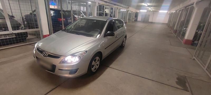 Silber Gebraucht 2009 Hyundai i30 Limousine | 2.990 € (Guter Preis) - Bild 1/4