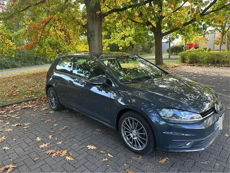 Grau Gebraucht 2018 VW Golf VII Trendline Kleinwagen | 12.000 € (Superpreis) - Bild 1/4
