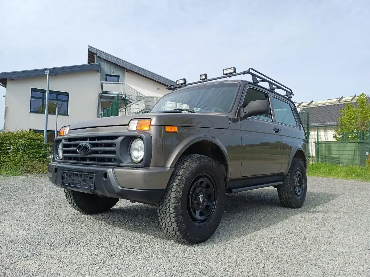 Usata Lada Urban 83 CV (61 kW) 2017 Marrone SUV