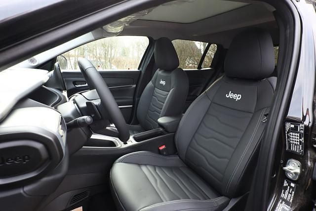 Neu Jeep Avenger Summit 110 PS (80 kW) 2025 Volcano black volcano black SUV