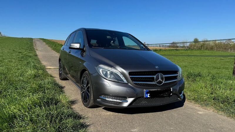 Grau Gebraucht 2012 Mercedes B180 Van / Kleinbus | 7.299 € (Guter Preis) - Bild 1/4
