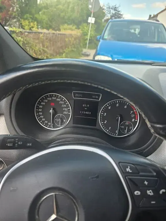 Gebraucht Mercedes B180 122 PS (89 kW) 2013 Schwarz Kleinwagen