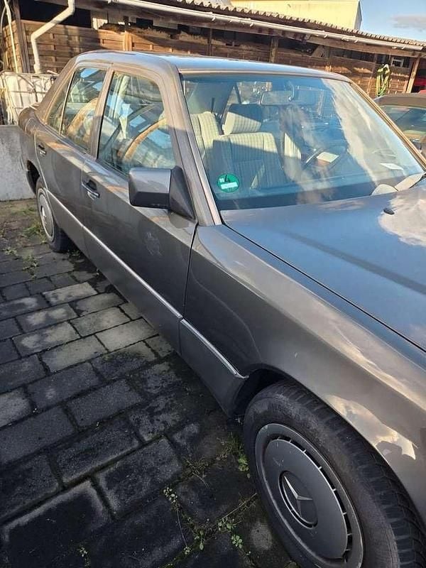 Używany Mercedes E230 132 KM (97 kW) 1990 Szary Sedan/Limuzyna