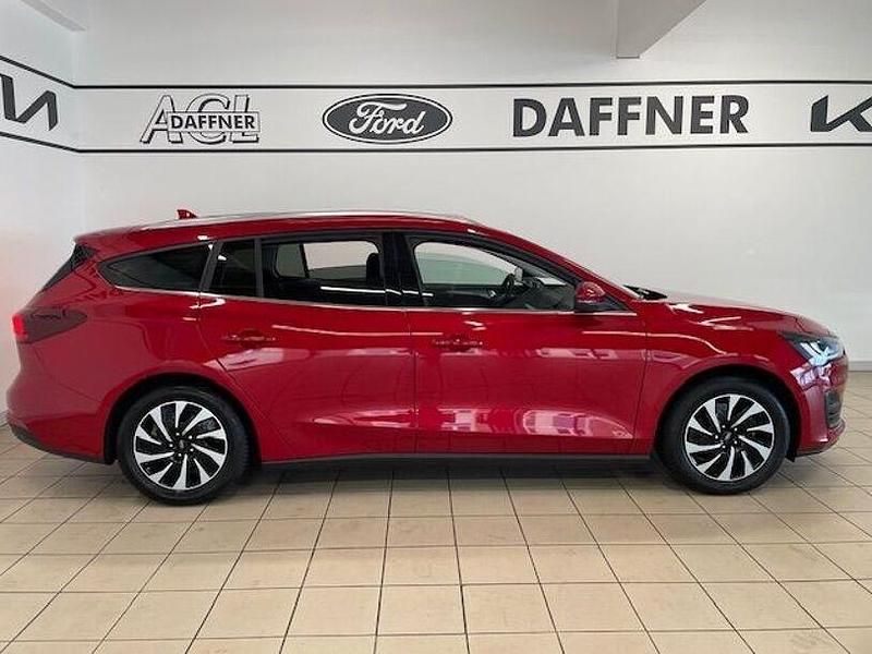 Gebraucht Ford Focus Titanium 125 PS (91 kW) 2024 Fantastic red tc Kombi