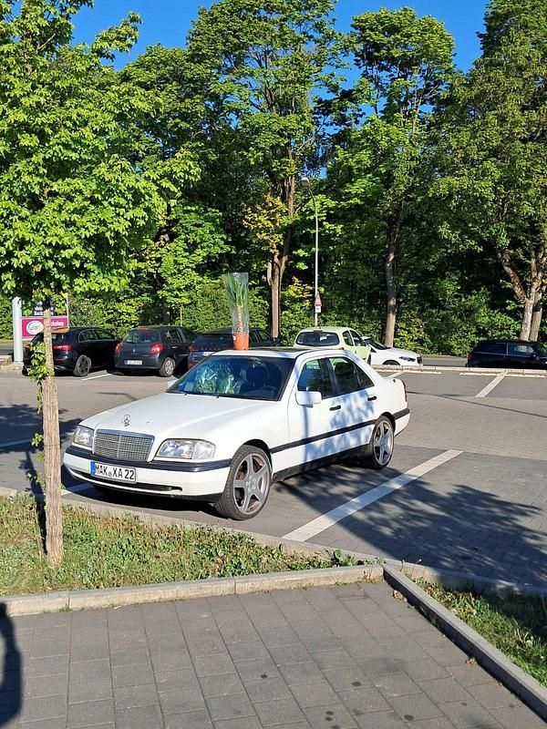 Weiß Gebraucht 1997 Mercedes C180 Limousine | 2.500 € (Guter Preis) - Bild 1/4