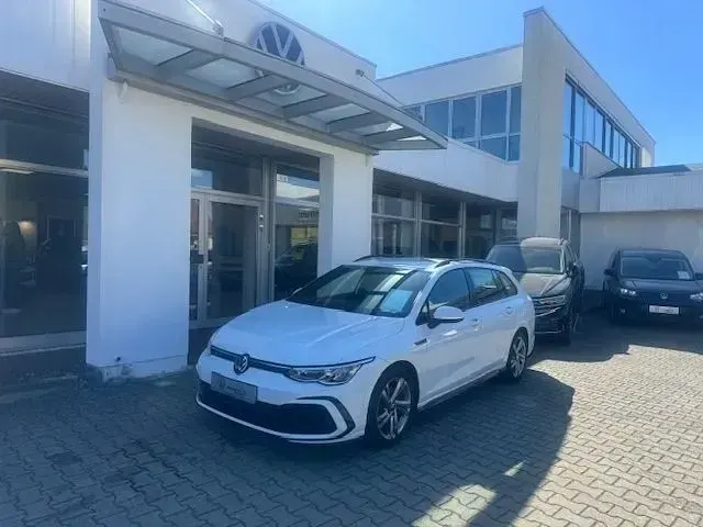 Gebraucht VW Golf VIII R-line 190 PS (139 kW) 2023 Pure white (metallic) Kombi