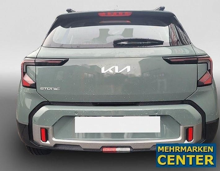 Neu Kia Stonic 101 PS (74 kW) 2026 Grün SUV