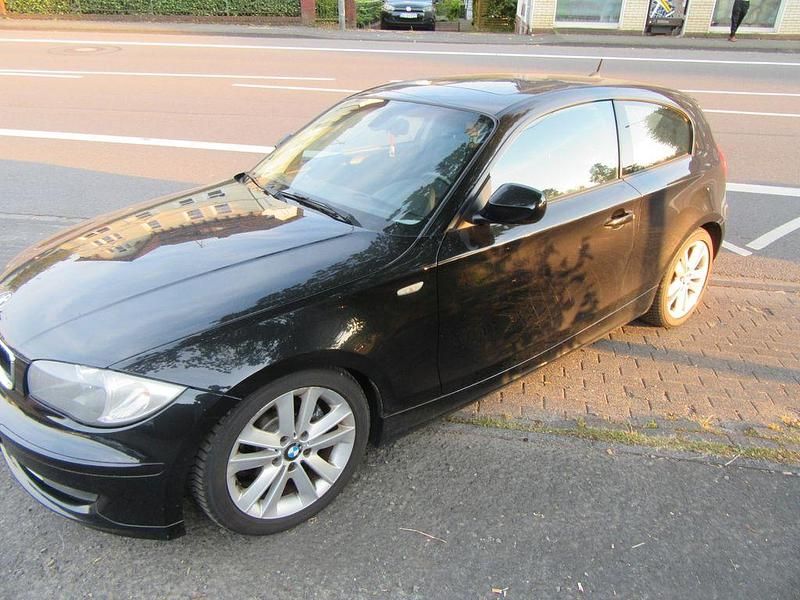 Schwarz Gebraucht 2011 BMW 118 Advantage Kleinwagen | 2.990 € (Guter Preis) - Bild 1/4