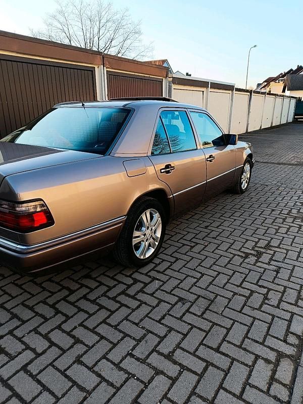 Gebraucht Mercedes E220 150 PS (110 kW) 1993 Gold Limousine