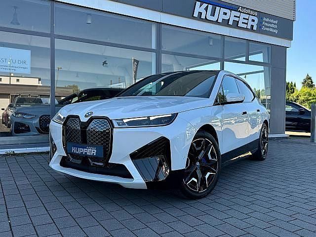 Mineralweiss Gebraucht 2023 BMW iX Sport Line SUV | 65.900 € (Fairer Preis) - Bild 1/4