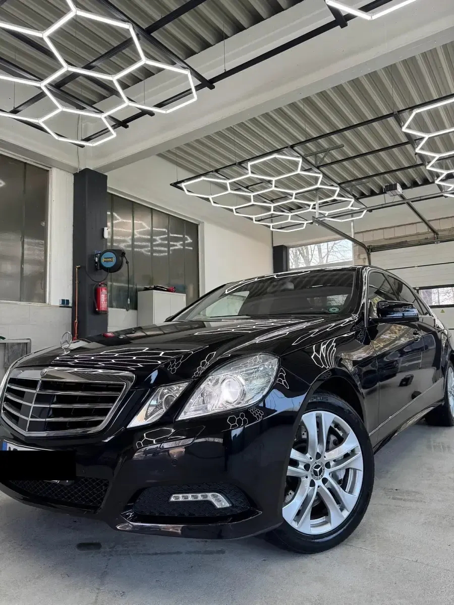 Używany Mercedes E500 387 KM (284 kW) 2010 Czarny Sedan/Limuzyna