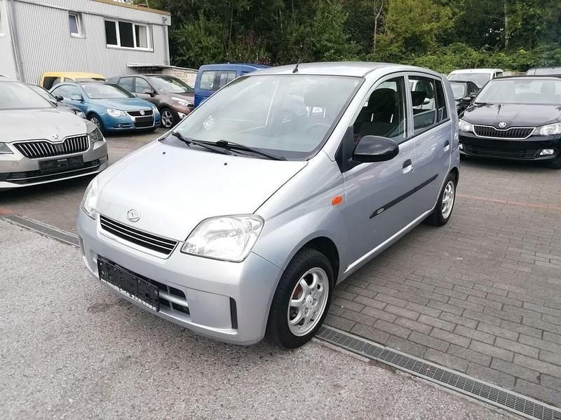 Silber Gebraucht 2004 Daihatsu Cuore Kleinwagen | 1.490 € (Fairer Preis) - Bild 1/4