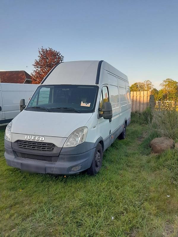 Second-hand Iveco Daily 130 CP (95 kW) 2014 Alb Monovolum