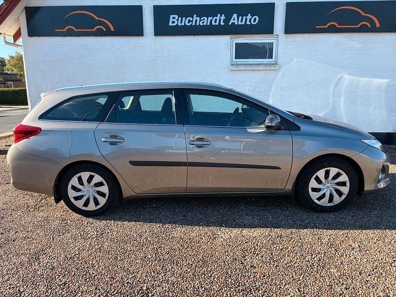 Braun Gebraucht 2013 Toyota Auris T2 Limousine | 6.300 € (Fairer Preis) - Bild 1/4