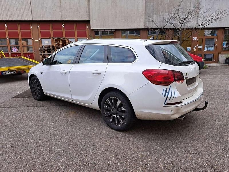 Gebraucht Opel Astra Exklusiv 165 PS (121 kW) 2015 Schneeweiss/olympic Kombi