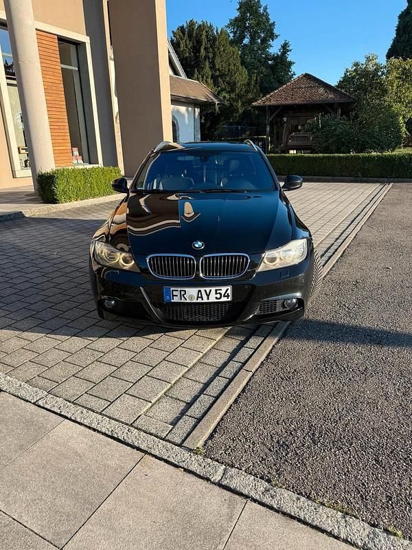 Schwarz Gebraucht 2011 BMW 320 Kombi | 12.200 € - Bild 1/4