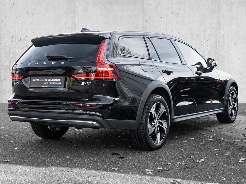 Gebraucht Volvo V60 CC Ultimate 197 PS (144 kW) 2023 Onyx black / metallic Kombi