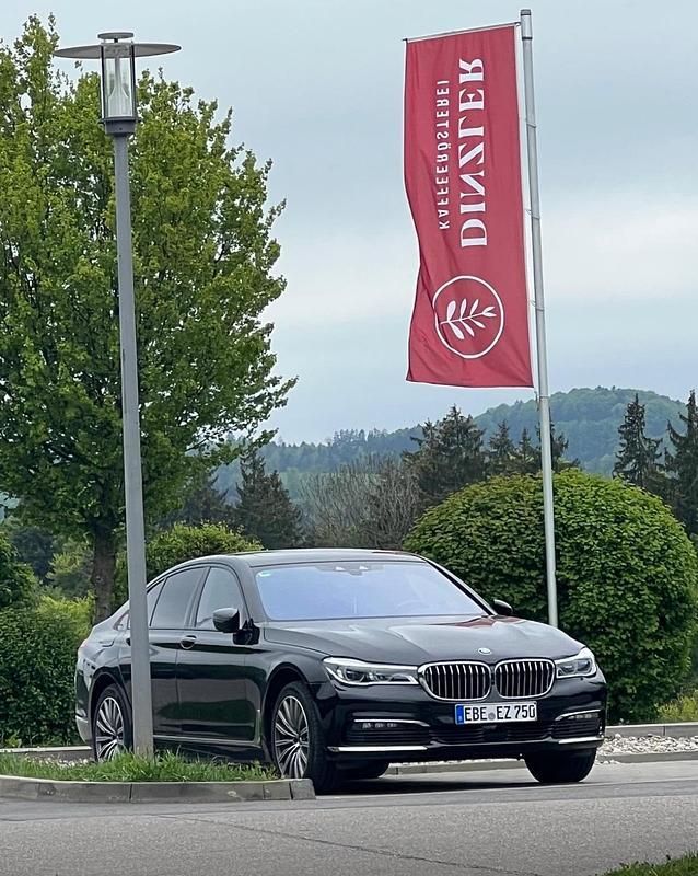 Schwarz Gebraucht 2016 BMW 750 Limousine | 36.000 € (Fairer Preis) - Bild 1/4