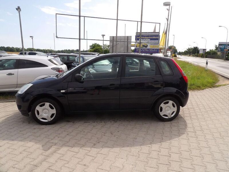 Gebraucht Ford Fiesta Futura 60 PS (44 kW) 2005 Blau Kleinwagen