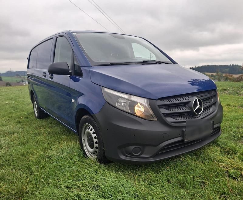 Blau Gebraucht 2016 Mercedes Vito Van / Kleinbus | 15.899 € - Bild 1/4