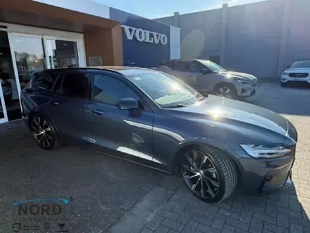 Gebraucht Volvo V60 Ultimate 197 PS (144 kW) 2024 Denim blue / metallic Kombi