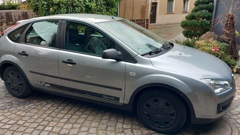 Gebraucht Ford Focus Ambiente 101 PS (74 kW) 2005 Grau Limousine