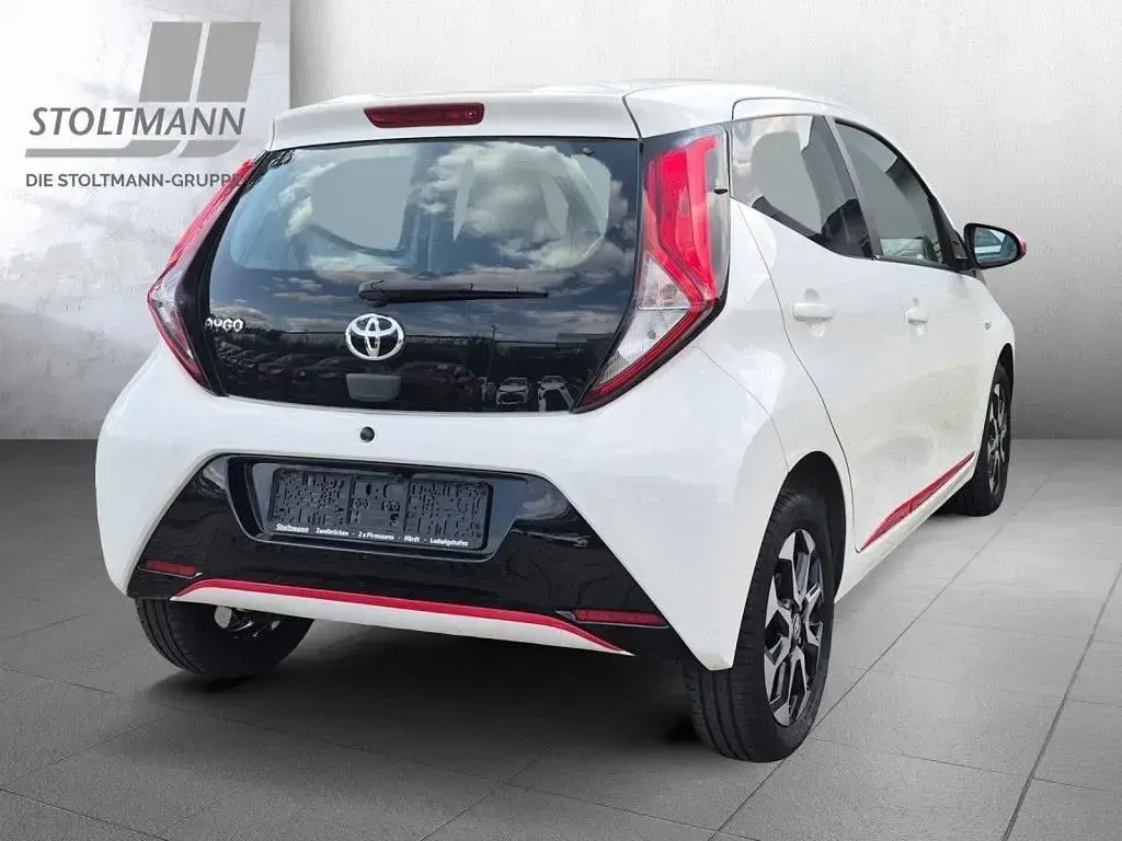 Gebraucht Toyota Aygo X-play 72 PS (52 kW) 2019 Weiß Kleinwagen
