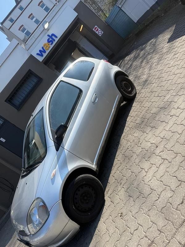 Gebraucht Toyota Yaris 75 PS (55 kW) 2000 Silber Limousine