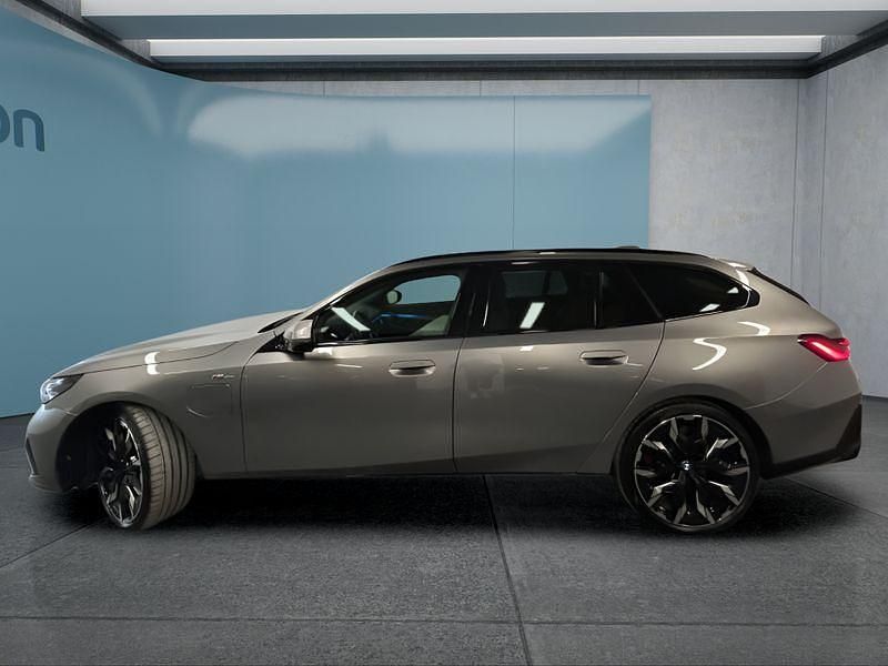 Gebraucht BMW 550e 489 PS (359 kW) 2025 Grau Kombi