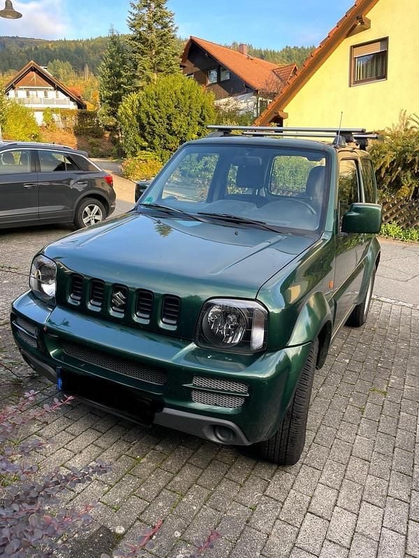 Grün Gebraucht 2009 Suzuki Jimny SUV | 7.800 € (Fairer Preis) - Bild 1/3