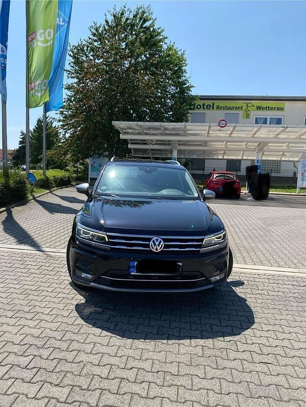 Schwarz Gebraucht 2018 VW Tiguan Allspace Highline SUV | 26.800 € (Etwas zu teuer) - Bild 1/4