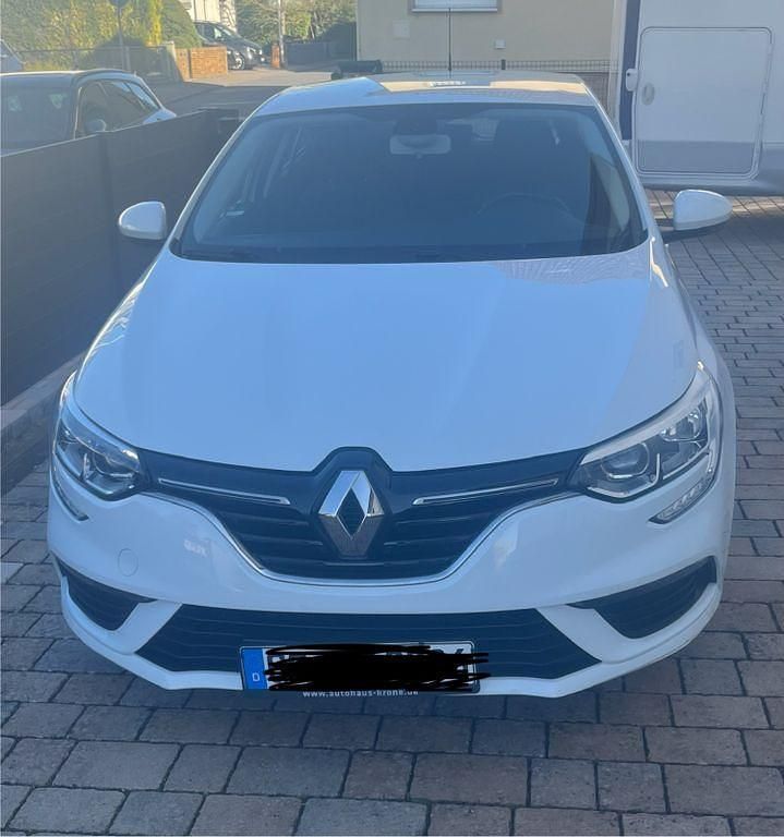Weiß Gebraucht 2017 Renault Mégane IV Play Limousine | 7.500 € - Bild 1/4