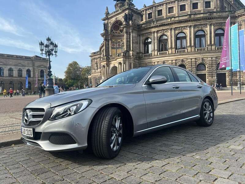 Grau Gebraucht 2016 Mercedes C200 Limousine | 24.000 € (Fairer Preis) - Bild 1/4