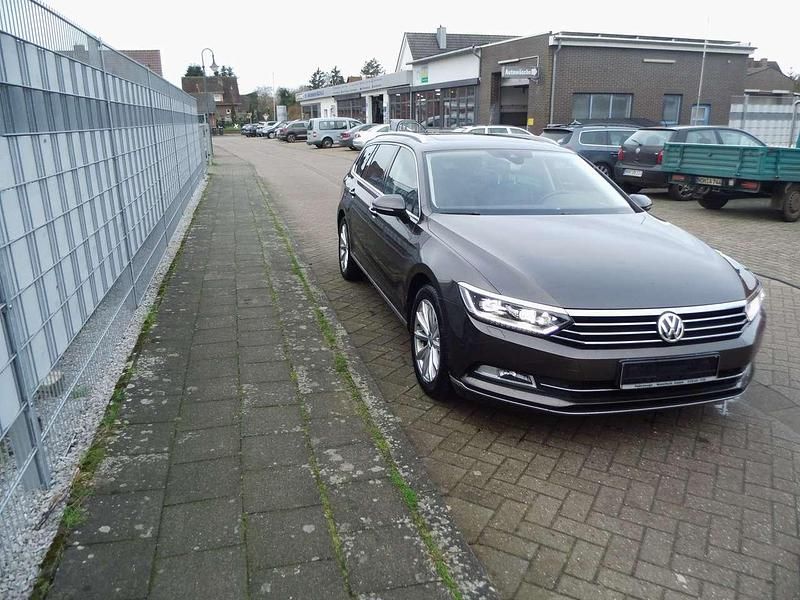 Gebraucht VW Passat Highline 150 PS (110 kW) 2015 Black oak brown metallic Kombi
