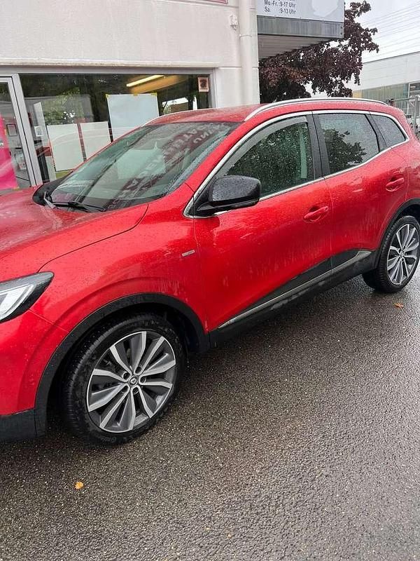 Rot Gebraucht 2016 Renault Kadjar Bose Edition SUV | 12.300 € (Etwas zu teuer) - Bild 1/4