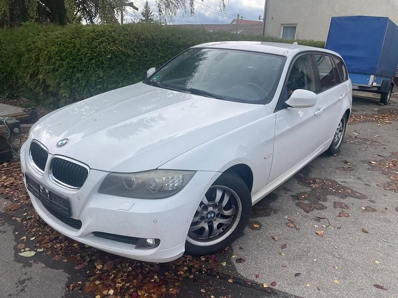 Weiß Gebraucht 2010 BMW 320 Kombi | 1.400 € (Superpreis) - Bild 1/4