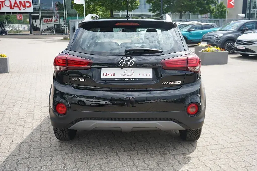 Gebraucht Hyundai i20 Advantage 101 PS (74 kW) 2020 Schwarz Kleinwagen