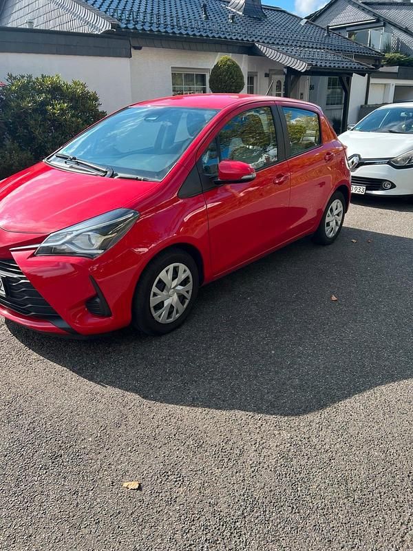 Rot Gebraucht 2017 Toyota Yaris Kleinwagen | 9.200 € (Fairer Preis) - Bild 1/4