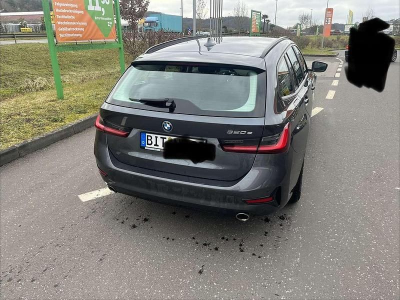 Gebraucht BMW 320e 163 PS (119 kW) 2022 Grau Kombi