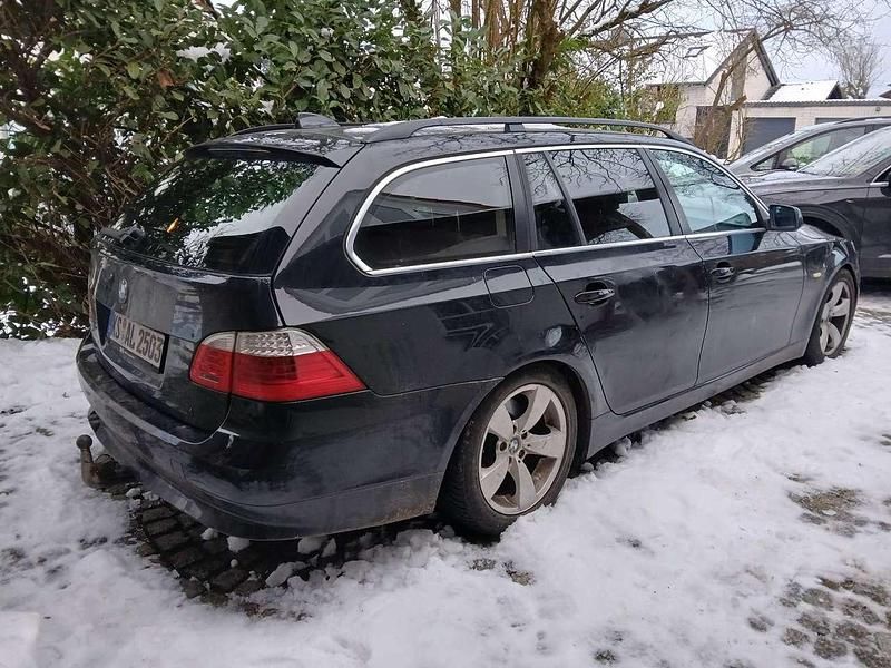 Gebraucht BMW 525 197 PS (144 kW) 2008 Schwarz Kombi