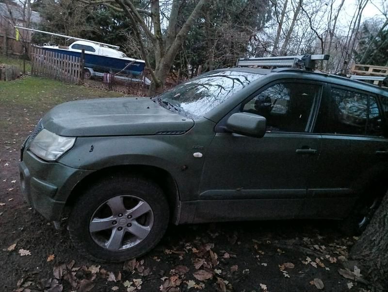 Grün Gebraucht 2006 Suzuki Grand Vitara SUV | 2.600 € (Fairer Preis) - Bild 1/4