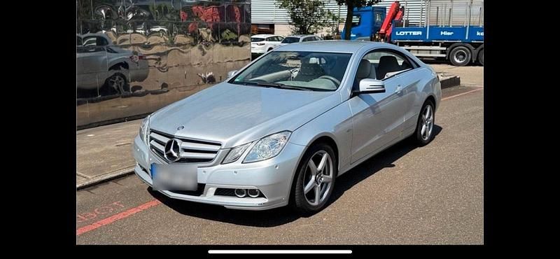 Gebraucht Mercedes E200 184 PS (135 kW) 2010 Silber Coupé