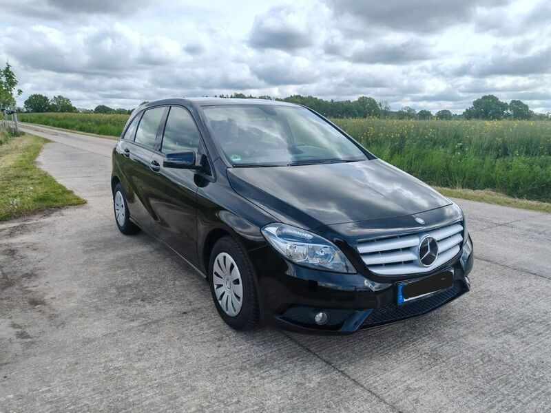 Schwarz Gebraucht 2012 Mercedes B180 Van / Kleinbus | 10.990 € (Superpreis) - Bild 1/4